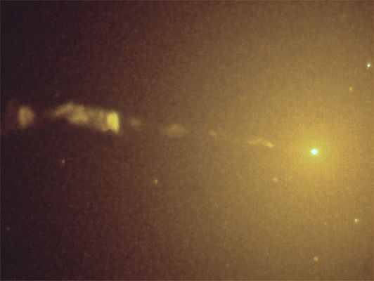 M 87 - HST
"...I caldi riflessi di un Sole sospeso pigramente nell’aria e che sembra non aver più la forza di opporsi alla gravità del mondo che lo chiama inesorabilmente a sè, mi riportano al presente, sciogliendo i grumi di quei pensieri e mentre lentamente scivolo, con appena un velo di malinconia, nell’estasi di tanta bellezza, i miei occhi si perdono, nella luce di un tramonto che vuole e riesce, infine, ad acquietare il mio animo..."

Giuseppe Spina - "Il Richiamo"
Parole chiave: Hubble Images