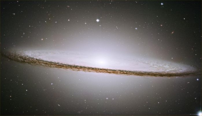 M 104 - The "Sombrero" Galaxy
"...Non c'è nulla di più inutile del cercare di capire le ragioni per le quali un idiota si comporta da idiota..."

P.C. Floegers - "Conversations"
Parole chiave: Hubble Images