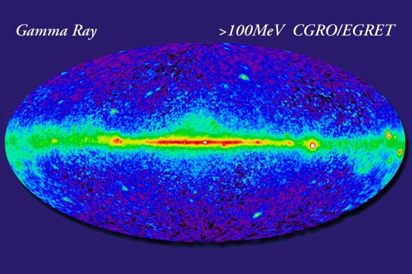 All Sky: the "Gamma-Ray Sky"
 “... il corpo dell’uomo investito giace quasi a ridosso del marciapiede.
Ad un esame esteriore - a parte un rivolo di sangue presumibilmente fuoriuscito dal naso - non si notano ferite di alcun tipo: il corpo appare intatto ma la posizione innaturale assunta dalla testa, ritorta sulla spalla sinistra, suggerisce una frattura del collo.
Due pacchetti contenenti cibo ed altri piccoli oggetti sono a terra.
L’uomo ha ancora il cappello. 
Non posso fare a meno di annotare - pur non essendo una circostanza rilevante ai fini del rapporto - che sono stranamente incantato dal rumore delle gocce di pioggia che rimbalzano sulla tesa del cappello dell’uomo a terra.
Cadono e si infrangono generando splendide schegge brillanti.
Poco più avanti, a ridosso di una macchina gialla, giace il corpo di un secondo uomo.
Si tratta, ad una prima ricostruzione dell’accaduto, del guidatore dell’auto investitrice.
Egli, infatti, dopo aver vanamente tentato di frenare per evitare l’uomo con i pacchetti, ha perso il controllo della propria auto la quale, dopo essere scivolata sulla strada bagnata, è andata a schiantarsi contro un cassone dei rifiuti.
La particolare violenza dell’impatto ha fatto si che il guidatore venisse proiettato fuori dall’abitacolo, sfondando il parabrezza.
Il viso dell’uomo è irriconoscibile.
Attendiamo l’arrivo di un’ambulanza per la rimozione dei corpi, ma è possibile che le cose vadano ancora per le lunghe: una nebbia fittissima è calata da qualche minuto e sta piovendo a dirotto.
C’è un’atmosfera davvero strana qui intorno... ”.

Estratto del Rapporto n. 162/97 della V Pattuglia di Polizia Stradale - Neuville


P.C. Floegers - "Oltre la Nebbia" - scena III
Parole chiave: All Sky Survey