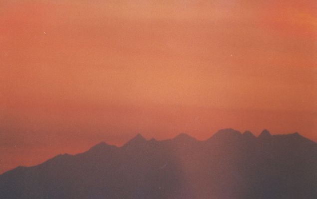 An old Sunset over the Alps... (Natural Colors - Credits: Dr Paolo C. Fienga/LXTT/IPF) 
Una fotografia ingannevole: si tratta di un tramonto terrestre; non sono stati usati filtri di sorta: i colori sono assolutamente genuini. In origine questa immagine era stata rubricata con un seriale NASA "anomalo" il quale faceva pensare a frames Spirit e/o Opportunity "pirata".
La verità è che si tratta di una (semplice) interpretazione della realtà: a volte Marte sembra la Terra ed a volte la Terra sembra Marte: nessun trucco e nessun inganno. Solo la Natura...
Parole chiave: The Universe Inside