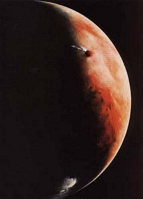 Volcanic Outgassing from Arsia Mons? (CTX Frame)
DURING THE FINAL APPROACH to Mars, just before going into orbit, the Viking Orbiters took a series of pictures of the Planet with different color filters. As the Planet rotated, different parts were photographed until almost the entire surface was covered. 
The pictures taken with the various filters were then compared, and the color at each point on the surface was determined by means of a variety of sophisticated computer processing techniques. The results are displayed in frame (2) as Mercator Maps of the Equatorial Regions (the approach trajectory prevented good visibility of the Polar Regions, and they are not shown).
Although Mars has very distinct light and dark areas, differences in color are quite subtle. The appearance of the Planet is dominated by variations in brightness or albedo that cause the classical markings known from telescopic observations. 
The color of the surface is a fairly uniform rusty brown and differences are so small that they can barely be seen. 

NOTA Lunexit: nel frame in questione si vede BENISSIMO (anche se nessuno - neppure noi, sino a circa 5 minuti fa (ore 18:00 dell'AD 2011, Novembre, 6 - sembra averci MAI fatto caso) una "fumata vulcanica" di notevolissime dimensioni che potrebbe provenire sempre da Arsia Mons (diciamo che SEMBRA Arsia, ma non possiamo esserne sicuri al 100%). A questo punto, la recente "fumata" di Arsia (ripresa dalla Sonda ESA Mars Express) a noi non pare più il solo e semplice prodotto di una svista o di una interpretazione eccessivamente immaginifica dei dati. Molto probabilmente, anche se potrebbe trattarsi di mero vulcanismo residuale (ossìa di fenomenologie, si, vulcaniche, ma del tutto estemporanee e di entità minima), i Grandi Vulcani di Tharsis non sono ancora - e comunque non del tutto... - morti. E su questga riflessione, ci si dovrebbe fermare per un pò...
Parole chiave: Mars Maps