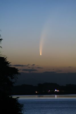 Comet McNaught (6)
Caption NASA:"After a remarkable performance in the Northern Hemisphere, the brightest comet in decades is now showing off in the South. Recorded during evening twilight on January 17, 2007, this view features the bright coma and gorgeous, sweeping tail of Comet McNaught (c/2006 P1) over Lake Horowhenua in Levin, a small town on New Zealand's North Island. 
Astronomer Noel Munford reports that the five second long digital camera exposure comes close to capturing the visual appearance of the comet in a sky coloured by smoke from distant brush fires in Australia. Discovered last summer by R. H. McNaught (Siding Spring Survey), the comet grew impressively bright in early January and has even been sighted in full daylight. 
In the coming days Comet McNaught will continue to move south, for now a spectacle in Southern Skies as it heads for the outer Solar System". 
Parole chiave: Comet McNaught