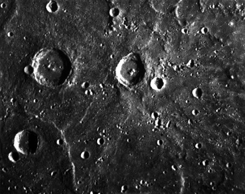 Amru Al-Qays Crater - Mariner 10
Mercurio è, ad oggi, il Pianeta conosciuto più vicino al Sole (e diciamo "ufficialmente" poichè, come alcuni Scienziati e Ricercatori ritengono, potrebbe anche esistere almeno un altro corpo celeste minore - forse un pianetino? - ancora più interno). Ci stiamo riferendo alla leggenda del "Gemello di Mercurio": un piccolo pianeta, si dice, di dimensioni simili a quelle di Mercurio (forse leggermente più piccolo) il quale si muoverebbe lungo un'orbita solo relativamente stabile e ad una velocità piuttosto elevata. Esso, sia a causa della sua orbita, sia in ragione dell'estrema vicinanza al Sole, risulterebbe completamente invisibile a noi Terrestri. 
Si tratta di pura fantasia? Forse. Noi Vi diamo comunque 3 elementi da considerare: 1) l'orbita di Mercurio, al suo perielio, presenta sempre una leggera variazione (notata anche da Einstein; 2) la Sonda Soho, in più occasioni, ha rilevato degli enormi "fluxtubes" sollevarsi dalla corona solare (e di uno di questi ne abbiamo la fotografia nella Sezione "Sun")...
Parole chiave: Mercury - Mariner 10
