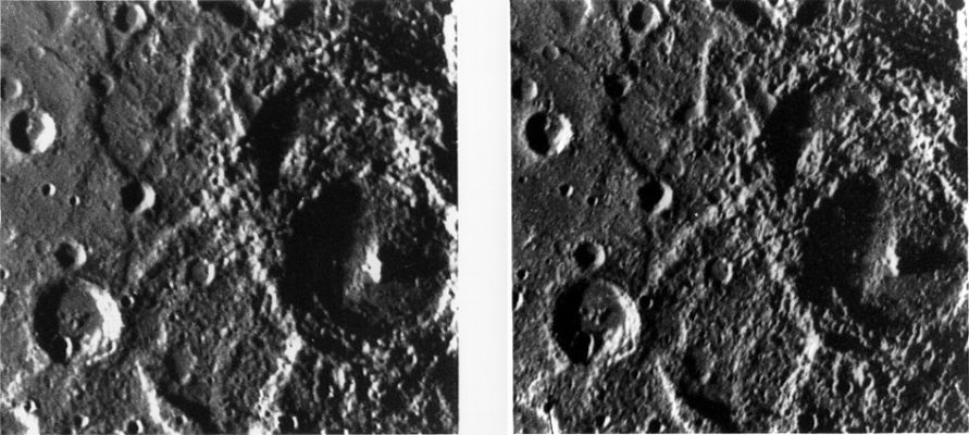 Boccaccio Crater - Mariner 10
...ed una possibile causa di tali eventi potrebbe essere rinvenuta nell'esistenza di un corpo (relativamente) non troppo lontano dal Sole; 3) nel Settembre del 1995, infine, si registrò un fenomeno davvero eccezionale: una congiunzione Venere-Mercurio (visibile anche dall'Italia, al tramonto) la quale, completamente ignorata dai media, diventò ancor più straordinaria allorchè si stabilì che il corpo celeste che si trovava accanto a Venere NON era Mercurio. 
C'è da pensare, vero?!?
Ma torniamo ai "fatti": il "volto" di Mercurio ricorda molto da vicino quello della nostra Luna (in ragione dell'elevata craterizzazione) ed anche le dimensioni dei due astri sono,  relativamente, simili (4800 Km di diametro per Mercurio contro i 3500 Km della Luna). La temperatura superficiale di Mercurio varia drammaticamente, passando dai circa -180/190°C della sua notte (che possono arrivare anche a -210°C ai Poli), ai 400/410°C registrabili durante il giorno.
Parole chiave: Mercury - Mariner 10