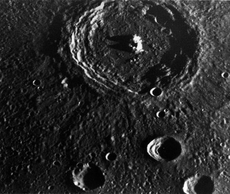 Brahms Crater - Mariner 10
Mercurio, sebbene possegga la qualifica di "Pianeta", è più piccolo di Ganimede (la maggiore luna di Giove) e di Titano (la maggiore di Saturno). 
Un altro dato interessante su Mercurio attiene la sua rotazione, in rapporto all'orbita descritta dal Pianeta intorno al Sole. Mercurio, infatti, per ogni due orbite complete, ruota su se stesso solo tre volte (da cui deriva che 1 giorno di Mercurio equivale a ben 176 giorni Terrestri; idem per la notte). Mercurio è un Pianeta molto denso e massiccio (più della nostra Luna e di molte altre Lune dei Pianeti Maggiori) in quanto riteniamo che sia formato, in prevalenza, da ferro. Esso non ha mai costituito un oggetto di particolare interesse (almeno fino ad oggi, A.D. 2004) ed è stato "visitato" solo una volta, con un passaggio ravvicinato, da parte di una Sonda Americana: era il 1974 e la Sonda - che ha peraltro scattato le prime 12 fotografie che Vi proponiamo in questa rapida carrellata - si chiamava Mariner 10.
Parole chiave: Mercury - Mariner 10
