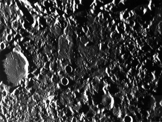 Caloris Basin - Mariner 10
La storia dell'esplorazione di Mercurio poteva essere finita così, e invece, dopo 30 anni di "abbandono" ecco un fatto nuovo (e, alla data in cui scriviamo, imminente): la NASA sta per inviare un "Messaggero" verso Mercurio!
Si tratta di un gioco di parole, ovviamente: il Messaggero di cui parliamo è, infatti, una Sonda di nome "Messenger", appunto.
Parole chiave: Mercury - Mariner 10