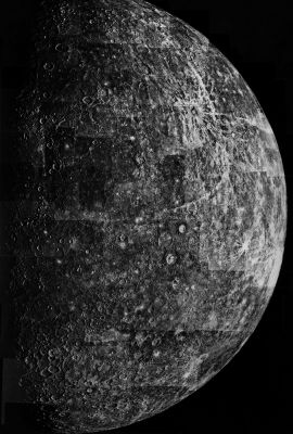 Mercury photo-mosaic from Mariner 10
E non si tratterà, ovviamente, di una passeggiata: sono infatti previste ben tre spinte gravitazionali per la Sonda! La prima verrà data dalla Terra, nell'Agosto 2005; la seconda e la terza, da Venere, rispettivamente, nell'Ottobre 2006 e nel Giugno 2007. Dopodichè, salvo il ricorso a qualche ulteriore e, al momento, non prevedibile micro-correzione di rotta, Messenger arriverà nei pressi di Mercurio ed effettuerà, prima dell'Orbital Insertion, tre Fly-Bys (Passaggi Ravvicinati): Gennaio ed Ottobre 2008 e Settembre 2009.
Parole chiave: Mercury - Mariner 10