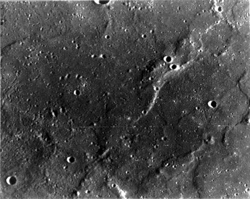The Flat Plains - Mariner 10
Durante questi passaggi la Sonda (speriamo...) effettuerà la mappatura fotografica del Pianeta, coprendo anche quelle aree "non viste" da Mariner 10 (e che sono pari ad oltre il 55% dell'intera superficie!). 
Gli Scienziati si aspettano grandi rivelazioni da questa Missione ed il motivo è semplice: Mercurio, a dispetto di 30 anni di "abbandono", è tutt'altro che poco interessante. Mercurio, per esempio, possiede un campo magnetico completo, proprio come la Terra. 
E la cosa è assolutamente sorprendente.
Parole chiave: Mercury - Mariner 10
