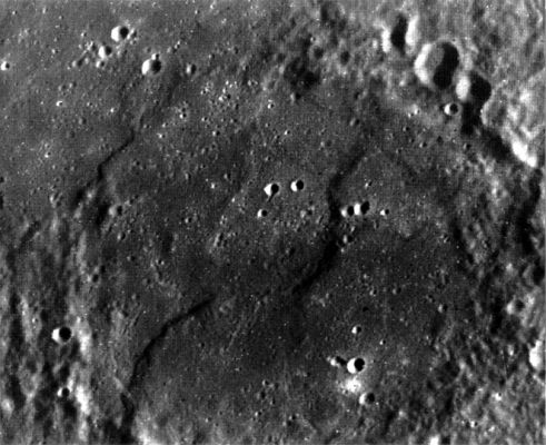 Tir Planitia - Mariner 10
In realtà, perchè questo sia possibile, ci sono (al momento...) solo 2 possibili spiegazioni. La prima: il nucleo di Mercurio è ancora liquido (almeno in parte) ed attivo. Si tratterebbe di un fatto davvero sensazionale, considerate l'età, le dimensioni e la posizione di Mercurio nel Sistema Solare.  
La seconda: il nucleo di Mercurio si è effettivamente, come logica suggerirebbe, solidificato ed il campo magnetico che riscontriamo oggi è solo un gelido residuo ("frozen-in remnant", come dicono alla NASA) del campo magnetico primordiale del Pianeta. Un Campo Magnetico "fantasma", se preferite.
Parole chiave: Mercury - Mariner 10