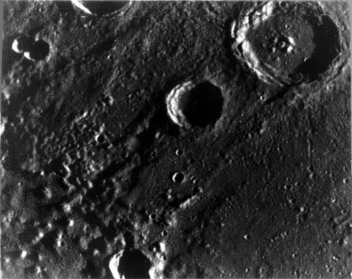 Zola Crater - Mariner 10
Cosa farà Messenger al riguardo? Usando uno strumento chiamato "altimetro laser" determinerà la presenza (o la mancanza) di sostanza liquida nel nucleo esterno del Pianeta, misurando la sua "librazione" (ossìa quella lenta, ma rilevabile, oscillazione di Mercurio attorno al proprio asse di rotazione). 
Tale "librazione", qualora esistesse ancora un nucleo esterno liquido (magari anche solo in parte) su cui la componente rocciosa del Pianeta, di fatto, si trovasse a "galleggiare",...
Parole chiave: Mercury - Mariner 10