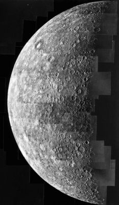 Mercury photo-mosaic from Mariner 10
...sarà di gran lunga maggiore (a livello previsionale e sulla base delle stime fatte sulla Terra, sperimentalmente) di quanto non lo sarebbe stata se la parte rocciosa di Mercurio si fosse invece venuta a trovare connessa indissolubilmente ad un nucleo esterno totalmente ghiacciato e solidificato (ossìa con il mantello, il nucleo esterno ed il nucleo interno del Pianeta UNITI a formare un "pezzo unico").
Parole chiave: Mercury - Mariner 10