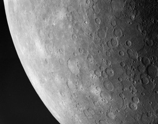 Mercury close-up from Mariner 10 (1)
Un'altro mistero che si spera di risolvere con il Messenger attiene il contenuto dei crateri situati nelle regioni polari di Mercurio (l'ipotesi è che sul fondo di questi crateri vi sia del ghiaccio d'acqua vero e proprio). Impossibile? Diremmo proprio di no: queste zone, infatti, grazie alla particolare configurazione dell'asse di rotazione di Mercurio - il quale è perpendicolare al suo piano orbitale - sono esposte, da e per l'eternità, solo ad un'illuminazione radente. 
Parole chiave: Mercury - Mariner 10