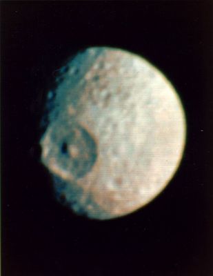 Mimas from Voyager 1
Ed eccoVi una splendida immagine di Mimas che "guarda" verso di noi. I colori di questo frame, a quanto ne sappiamo e per quanto riusciamo a capire, non sono reali (si tratta di colori impiegati per esaltare ancora di più - anche se, forse, non ce n'era bisogno...) le caratteristiche superficiali di questo mondo che giace immerso nel buio perenne. In ogni caso non possiamo non sottolineare e rimarcare la più che eccellente qualità dell'immagine di Mimas la quale è stata ottenuta con mezzi e tecnologie di gran lunga inferiori a quelle oggi messe a disposizione di Cassini-Huygens (ma la differenza, a dire il vero, non si vede!).
Parole chiave: Saturn's Moons - Mimas