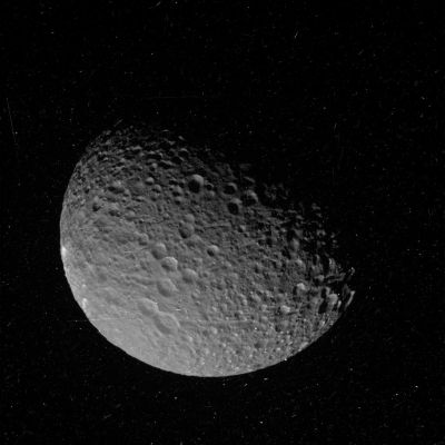 Mimas, from approx. 93.000 Km
Un'immagine che potrebbe essere bellissima, ma che invece è resa inguardabile - o quasi... - da un'infinità di artefatti fotografici. Resta comunque un frame importante - ed è per questo che lo proponiamo ugualmente - sia per ciò che riesce a mostrarci di Mimas, sia perchè ci permette di familiarizzare ancora di più con questi difetti delle immagini che in tantissimi frangenti possono essere e/o diventare causa di sviste e malintesi.
Parole chiave: Saturn's Moons - Mimas