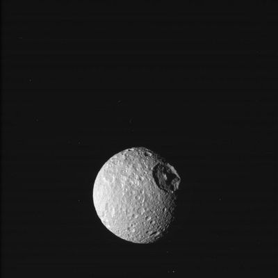 Mimas, from approx. 183.583 Km
L'impressionante "Occhio di Mimas" non sembra essere rivolto nella nostra direzione e quindi, memori delle avventure di Ulisse, possiamo tentare di passare inosservati nelle sue vicinanze...

Mitologia a parte, l'immenso cratere che domina questa - tutto sommato - minuscola luna di Saturno dovrebbe farci riflettere sulle sue origini e, più in generale, sulla - sempre presunta - "origine da impatto" della quasi totalità delle formazioni crateriche che vediamo sui diversi corpi celesti. Abbiamo già accennato a questa complessa e controversa problematica in altri momenti, ma sono immagini come questa che devono spingerci a non "accettare acriticamente ed aprioristicamente come valide" tutte le Teoria Esplicative delle Fenomenologie Complesse (TEFC) allorchè l'acquisizione di nuovi dati ed informazioni le mette, se non in crisi, quantomeno in grandissima difficoltà.
Parole chiave: Saturn's Moons - Mimas