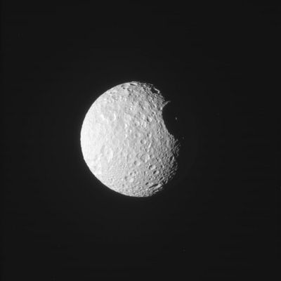 Mimas, from approx. 155.923 Km
Pensate, lasciando per ora da parte i calcoli sulle energie che vengono sprigionate da un impatto, a che cosa accade quando un corpo "piccolo" (diciamo tra i 100 ed i 500 metri di diametro) si abbatte, muovendosi a velocità comprese fra i 50 ed i 70.000 Km orari, su di un altro corpo celeste. L'energia che si sprigiona da un simile impatto può essere solo equiparata (e con un'ampia approssimazione PER DIFETTO) a quella emessa dall'esplosione di una buona ventina di bombe atomiche simili a quelle sganciate sul Giappone nel 1945.
Nell'effettuazione dei calcoli di supporto a qualsiasi teorizzazione, come sapete, occorre tenere in considerazione una molteplicità di elementi e fattori. Eccone solo alcuni: 1) le dimensioni del corpo impattante; 2) la velocità del corpo impattante al momento dell'impatto; 3) l'angolo di impatto; 4) la composizione del corpo impattante; 5) le dimensioni del corpo impattato; 6) la composizione e la struttura dell'area impattata e così via.
Parole chiave: Saturn's Moons - Mimas