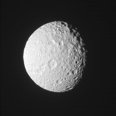 Mimas, from approx. 104.424Km
La maggior parte di questi elementi - se non la totalità - in difetto di osservazioni dirette dell'impatto, dovrà essere dedotta da elementi circostanziali quali, ad esempio: 1) le dimensioni del cratere; 2) la forma del cratere; 3) la composizione della superficie impattata all'interno del cratere e nei suoi dintorni, sia quelli immediati, sia quelli più lontani (a tal riguardo è corretta l'analisi chimico-fisica degli ejecta; 4) la composizione del bolide (sempre ammesso che sia possibile trovarne qualche "pezzo" - non è da escludere, infatti, l'ipotesi di una totale annichilazione del corpo impattante al momento dell'impatto) e così via.

Ora, semplificando questa modesta trattazione il più possibile, ciò che possiamo dedurre - guardando un cratere come lo "Stickney Crater" di Phobos, oppure il "Copernicus Crater" della Luna e poi, naturalmente, il cratere che stiamo osservando ora e che chiamiamo "Occhio di Mimas" (ma il cui vero nome è "Herschel") - è che, in epoche remote, alcuni corpi celesti...
Parole chiave: Saturn's Moons - Mimas