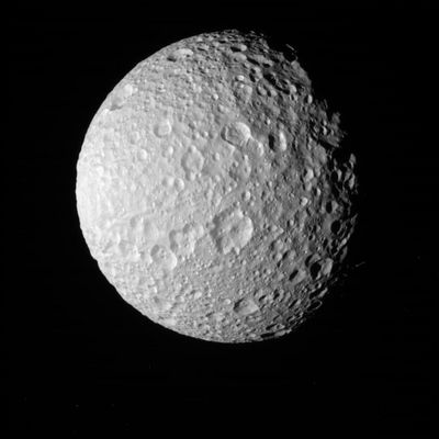Mimas, from approx. 89.258 Km
...abbiano sofferto, come o più di altri, degli impatti catastrofici. L'assunzione logica che sta alla base di questo ragionamento dice che, tanto più il cratere che vediamo è grande, tanto più grande deve essere stato il corpo impattante. Ora, a nostro modo di vedere, questa Teoria può anche essere valida, ma solo entro 'limiti definiti' e matematicamente determinabili. Non è certo questa la sede per entrare nel calcolo puro ma comunque possiamo già dire questo: la dimensione di ogni cratere, in termini di diametro, può essere definita da un quoziente il quale è il risultato del rapporto tra un coefficiente numerico che esprime la valutazione globale delle variabili di impatto in relazione al corpo impattante ed un altro coefficiente che esprime la valutazione globale delle variabili relative al corpo impattato. Semplici verifiche empiriche dimostreranno che, oltre un certo rapporto (che chiamiamo x), le conseguenze dell'impatto NON produrranno un cratere, bensì la distruzione di entrambi i corpi.
Parole chiave: Saturn's Moons - Mimas