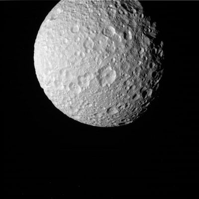Mimas, from approx. 88.531Km
Che cosa significa tutto questo in relazione al Cratere Herschel? Significa che, dopo aver operato le prime - fondamentali - verifiche teoriche sulla validità di questo Modello (che abbiamo chiamato "Coefficiente PGF") in relazione a svariati crateri noti (Herschel incluso), è emerso che alcuni di essi, date le loro attuali dimensioni, semplicemente NON potrebbero esistere!
O meglio: la dimensione del cratere, rapportata alle dimensioni del Corpo Celeste al quale esso accede (un altro elemento che entra a far parte del coefficiente che esprime la valutazione globale delle variabili di impatto in relazione al corpo impattato), implicherebbe delle dimensioni del corpo impattante tali per cui, qualora un siffatto urto fosse realmente occorso, il corpo impattato NON avrebbe retto alla collisione.

Insomma: alcuni crateri - tipo Herchel e Stickney - NON POSSONO ESSERE DERIVATI DA UN IMPATTO. 
E' evidente che il Coefficiente PGF necessita di probanti verifiche, ma è - almeno - un primo passo...
Parole chiave: Saturn's Moons - Mimas