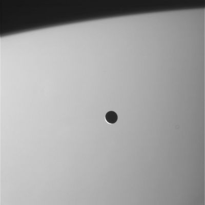 Over the clouds of Saturn: Mimas (1)
Original caption:"N00048613.jpg was taken on January 19, 2006 and received on Earth January 19, 2006. The camera was pointing toward Mimas that, at the time, was approximately 1.011.360 kilometers away, and the image was taken using the CL1 and CL2 filters. 
This image has not been validated or calibrated".
Parole chiave: Saturn's Moons - Mimas