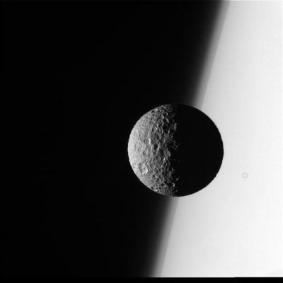 Mimas (2)
Caption originale:"N00055623.jpg was taken on March 21, 2006 and received on Earth March 22, 2006. The camera was pointing toward Mimas that, at the time, was approximately 190.524 Km away.
The image was taken using the CL1 and CL2 filters".
Parole chiave: Saturn's Moons - Mimas