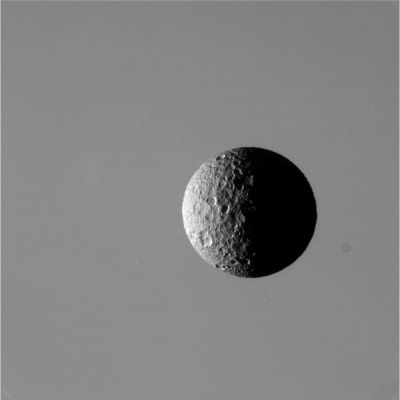 Mimas (3)
Caption originale:"N00055634.jpg was taken on March 21, 2006 and received on Earth March 22, 2006. The camera was pointing toward Mimas that, at the time, was approximately 191.303 Km away. 
The image was taken using the P0 and MT2 filters".
Parole chiave: Saturn's Moons - Mimas