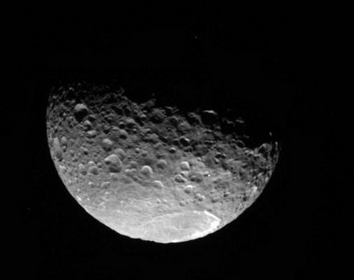 Mimas is "looking down"...
Caption NASA:"N00064753.jpg was taken on August 16, 2006 and received on Earth August 18, 2006. The camera was pointing toward Mimas that, at the time, was approximately 219.272 Km away.
The image was taken using the P120 and UV3 filters".
Parole chiave: Saturn's Moons - Mimas