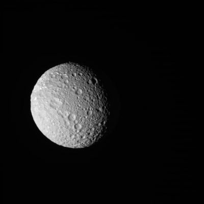 Mimas (1)
Caption NASA:"N00070733.jpg was taken on November 20, 2006 and received on Earth November 23, 2006. The camera was pointing toward Mimas that, at the time, was approximately 156.199 KM away.
The image was taken using the CL1 and CL2 filters and has not been validated or calibrated".
Parole chiave: Saturn's Moons - Mimas