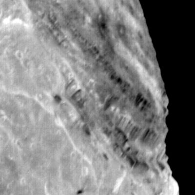 Not only Verona Rupes: more deep scarps on Miranda (HR)
Caption NASA originale:"View of Miranda showing light and dark banded scarps near the boundary of the banded ovoid and a deep graben that bounds the ovoid in this region".
Parole chiave: Uranus' Moons - Miranda