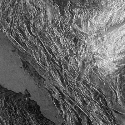 Magellan Probe: radio image of Akna Montes
Oltre il 98% della superficie del Pianeta venne ripresa con immagini ad altissima risoluzione (nell'ordine dei + o - 100 metri) e svariate aree vennero inquadrate più volte. 
Furono scattate 4225 immagine SAR e, per gli amanti della tecnologia spaziale, possiamo dire che ogni orbita tipica (regolare) della Navicella copriva un'area (di Venere) lunga circa 17.000 Km e larga 20. 
Parole chiave: Naked Venus