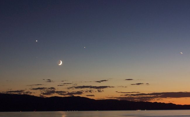 Moon & Friends, from Great Salt Lake - Utah (USA)
Da "NASA - Picture of the Day" del 13 Settembre 2005:"(...) This busy quadruple 'coincidence sky' was visible last week all over the World. The easiest object to spot is the crescent Moon, which is easily the brightest sky orb in the above image. Venus is the highest Planet in the sky, with Jupiter to its right. The bright star Spica completes the quadruple just below Venus. The 'streak' on the far right is an airplane. (...)".

Nota: osservate lo "streak in the sky" lasciato dall'aeroplano (come la NASA stessa precisa) e poi provate a riguardare l'immagine Spirit relativa allo "Streak in the Sky" che alla NASA (ed anche in Italia, grazie al Corsera ed al Dr Caprara) venne immediatamente risolto come "vecchia sonda che precipita" (cfr.: "Another Spirit in the Sky?!?" - Sez. "Mars Spirit Anomalies and Maps"). Bene, allora se tanto ci dà tanto, vorremmo chiedere alla NASA "quale sonda - ripresa dal Sig. Wilson - stava precipitando nei cieli dello Utah, la sera del 6 Settembre u.s.?".
E scusateci l'ironia...
Parole chiave: Artistic Pictures