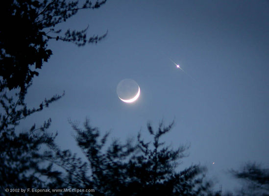 Moon, Mars and Venus
Da "NASA - Picture of the Day" del 19 Ottobre 2005:"On another October 19, in 1899, a 17 year-old Robert Goddard climbed a cherry tree on a beautiful autumn afternoon in Worcester, Massachusetts. Inspired by H.G. Wells' "War of the Worlds" and gazing out across a meadow, young Goddard imagined it would be wonderful to make a device that had the possibility of ascending to Mars. Forever more he felt his life had a purpose and in the following years his diary entries record October 19th as "Anniversary Day", the anniversary of his ascent into the cherry tree. By 1926 he had designed, built, and flown the world's first liquid fuel rocket. Mars is just visible through the trees at the lower right in this dramatic sky view that also features the Moon and Venus - all visited by liquid fuel rockets constructed on principles developed by Goddard".
Parole chiave: Artistic Pictures