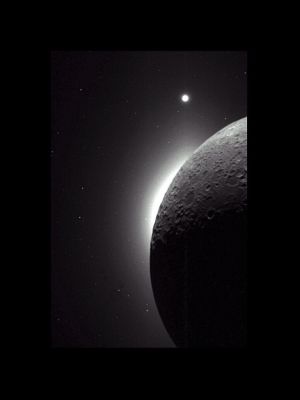 The Moon and Venus from Clementine
La Luna e Venere visti dalla Sonda Clementine: si tratta di una splendida immagine che si commenta da sola, anche perchè, come ormai sapete, le immagini Clementine che si trovano sulla Rete non sono proprio tante. A quanto ne sappiamo, oltre alle immagini Clementine relative ad una possibile 'Lunar Flare' (più avanti, in questa Sezione), c'è anche qualche altra immagine intrigante della Luna e di alcuni dei suoi sub-satelliti (cioè i satelliti di un satellite) dei quali si sa veramente poco.

Ne parleremo, forse, quando riusciremo a trovare queste immagini...
Parole chiave: The Moon