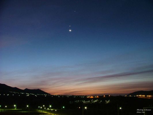 The Moon, Venus and Jupiter from Shiraz (Iran)
Da "NASA - Picture of the Day" del giorno 13.11.2004: " Early morning risers around the world have enjoyed the sight of bright planets in this week's predawn skies - further enhanced by the celestial spectacle of the waning crescent Moon. From some locations the Moon was seen to pass in front of Jupiter or Venus, a lunar occultation. Recorded near sunrise on November 10th from Shiraz, Iran, this eastern horizon view finds Jupiter (top) and a brilliant Venus in line with the Moon, a lovely conjunction of the three brightest objects in the night sky. Although the Moon has now fallen out of the early morning scene, Venus and Jupiter (along with a much fainter Mars) still precede the rising Sun above the eastern horizon". Una fotografia molto simile a quella ripresa dalla Turchia (Bursa) - già pubblicata nella Sezione dedicata a Giove - la quale ci mostra e dimostra che non è poi così difficile "cristallizzare" un particolare (e suggestivo) momento del Cielo.
Parole chiave: Moon from Earth