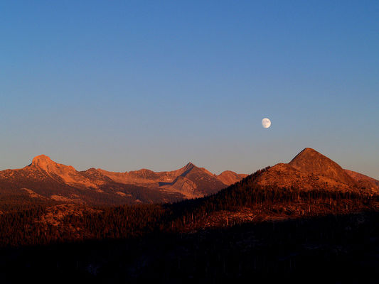 The Moon over a "Red Planet"
Original caption:"Near its Northernmost declination, tonight's Full Moon (Dec. 15, 2005) will be a special one, arcing high in Northern Hemisphere skies. But a Full Moon won't occur on this calendar date for another 19 years, a period known as the Lunar Metonic Cycle (...)".
Parole chiave: Artistic Pictures