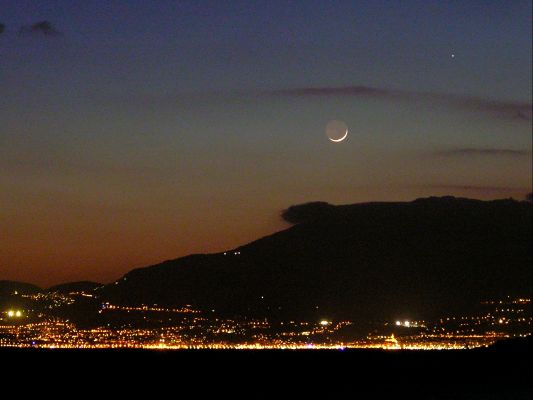The Moon and Mercury, from Monaco (FRA)
Una falce di Luna ed una piccola scintilla, piuttosto alta nel cielo della sera: Mercurio. 
Una bella immagine che ci arriva dalla Francia e che ha trovato spazio anche nella Rubrica "NASA - Picture of the Day".
Questa la caption originale:"Low on the western horizon after sunset, a slender crescent Moon and wandering planet Mercury join the lights of Menton and Monaco along the French Riviera. Astronomer Vincent Jacques took advantage of this gorgeous photo opportunity a week ago on March 11, when the Moon and Mercury were separated in the sky by just 3°. Of course, the Moon in a slender crescent phase is always seen near the horizon, as is Mercury - a bright planet which can be difficult to glimpse as it never strays far from the Sun in Earth's sky. In the coming days good views of Mercury will indeed be fleeting as the Solar System's innermost planet is rapidly dropping closer to the glare of the setting Sun".
Parole chiave: Postcards Pictures