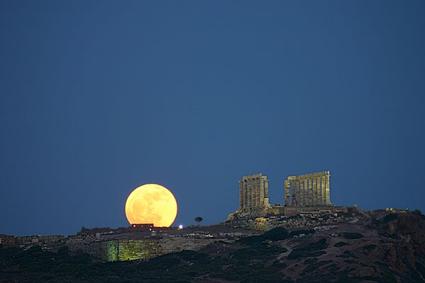 The "Moon Illusion"...From Cape Sounion
Da "NASA - Picture of the Day" del 23 Giugno 2005:"The Moon was full this month on June 22nd, only a day after the northern hemisphere's summer solstice. Since this solstice marked the northernmost point of the Sun's annual motion through planet Earth's sky, the full Moon rising near the ecliptic plane opposite the Sun was at its farthest south for the year. Only a month earlier, on May 23rd, astronomer Anthony Ayiomamitis recorded this picture of another southerly full Moon rising above Cape Sounion, Greece. The twenty-four hundred year old Temple of Poseidon lies in the foreground, also visible to sailors on the Aegean Sea. In this well-planned, single exposure, a long telephoto lens makes the Moon loom large, but even without optical aid casual skygazers often find the full Moon looking astonishingly large when seen near the horizon. 
That powerful visual effect is known as the Moon Illusion". 
Parole chiave: Artistic Pictures