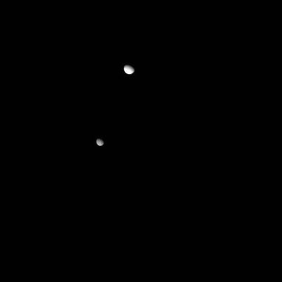 Two "Mysterious Moons"...
Il frame è bellissimo e, a nostro parere, di grande suggestione; le due Lune Saturniane appaiono marcate da debolissimi dettagli, forse sufficienti per identificarle e forse no.
Dunque: quali sono le due Lune che vedete raffigurate in questa spettacolare immagine?
Parole chiave: Saturn's Moons