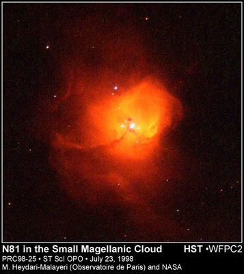 N 81 Star Nursery
"...Vorrei essere capace di chiudere gli occhi e perdonare.
Vorrei essere capace di chiudere gli occhi e dimenticare.
Vorrei essere capace di chiudere, una volta per tutte, questa sorgente di odio, che scorre dentro di me, così come posso chiudere un rubinetto.

Ma non servirebbe a nulla, lo so, poichè (inevitabilmente) anche i migliori rubinetti, prima o poi, perdono lo smalto e si scrostano; perdono il loro bel colorito brillante e si arrugginiscono, cedendo il passo all'incedere degli anni.

E, negli anni, anche i migliori rubinetti incominciano a perdere..."

P.C. Floegers - "Conversations"
Parole chiave: Hubble Images