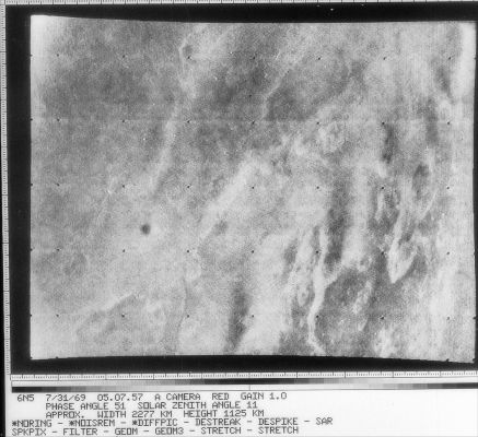 Mars from Mariner 6: Lava Flows and shallow craters
Nota: il "punto scuro" che si vede circa ad ore 08:00 del frame potrebbe essere l'ombra di Deimos (anche se non siamo in grado di escludere l'ipotesi per cui si possa anche trattare di un image-artifact).
Parole chiave: Mars from orbit