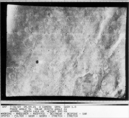 Mars from Mariner 6: Crater Clusters' Region and Lava Flows
vedasi quanto dedotto in sede di commento al frame precedente
Parole chiave: Mars from orbit