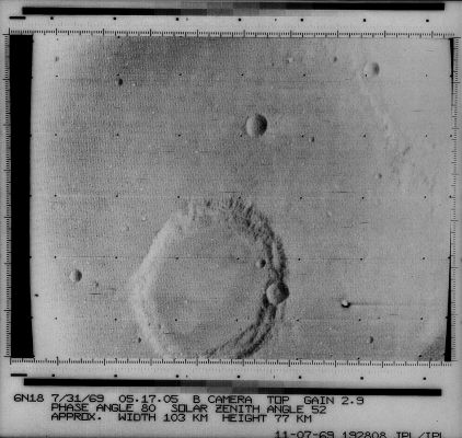 Mars from Mariner 6: a huge, multiple, Crater
Nota per i Lettori: frame sottoposto a recupero e trattamento correttivo (in origine era praticamente inguardabile). 
Parole chiave: Mars from orbit - Craters