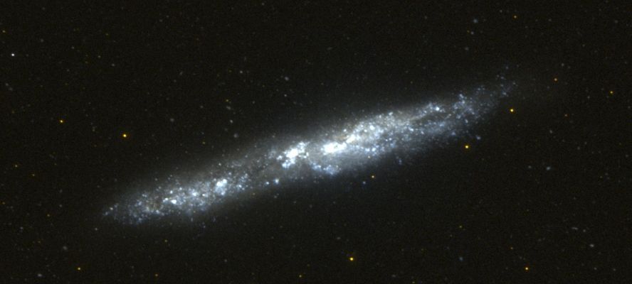 NGC 55 - Spiral Galaxy
"...Credo che il giusto è un istrion beffardo,
E nel viso e nel cuor,
Che tutto è in lui bugiardo:
Lagrima, bacio, sguardo,
Sacrificio ed onor..."

Arrigo Boito - "Otello"
Parole chiave: From Space Images - GALEX