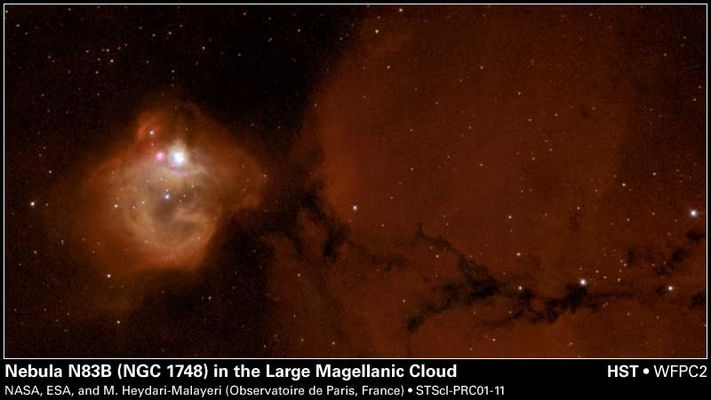 Nebula N83B alias NGC 1748
"...Turbinando lungo la parete, l'aria sembrava avere la forza sufficiente per sollevarlo e portarlo con sé in direzione del Sole ma, improvvisamente, i contorni divennero nitidi dando alla sua Ragione appena il tempo di prendere il sopravvento sul suo Istinto. Le pupille si strinsero in uno spasmo doloroso mentre rimettevano a fuoco il vuoto che stava per aprirsi sotto di lui.
Fece un salto indietro che lo fece accartocciare su se stesso, con le braccia incrociate intorno alle cosce ed il viso schiacciato sulle ginocchia ossute.
Forse la sua Anima avrebbe potuto trasformarlo nel più evoluto essere alato dell'Universo, ma lui non aveva ancora imparato a guidarne le remote energie e fintanto che ciò non fosse accaduto, non gli restava che raccogliersi rassegnato dentro quel corpo, infinitamente pesante,
molto più pesante della Montagna, che pure aveva vinto..."

Giuseppe Spina - "La Scalata"
Parole chiave: Hubble Images