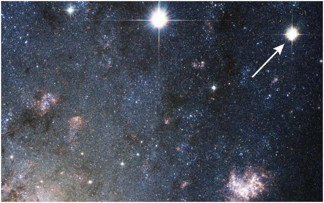 NGC 2403 + Supernova (HST)
"...Supponiamo che l'Universo sia, effettivamente, curvo. Questa possibile configurazione riguarda, se così possiamo esprimerci, la 'forma' dell'Universo stesso, non certo la sua estensione. Vorrei dunque capire perchè, ogniqualvolta parliamo di Universo curvo, ci sentiamo automaticamente autorizzati a parlare di 'Universo Limitato'? Non esistono, forse, delle 'curve' che sono, per loro stessa natura, infinite?!?..."

Johaan Gael Van Hoekstra - "Appunti di Filosofia della Scienza"
Parole chiave: Hubble Images