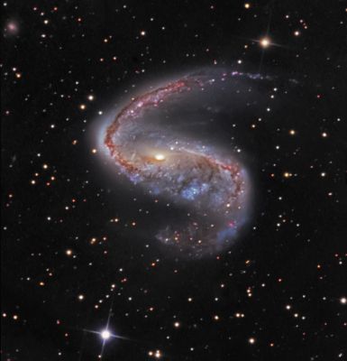 NGC 2442 - Spiral Galaxy
"...Non rimaneva nulla di vero nei suoi ricordi, una volta che il "sogno" - o, comunque, quell'esperienza che, se non altro per conforto, lei amava chiamare "sogno" - svaniva in un mare di scintille e la realtà si riappropriava dei campi maggiori della sua mente.

Solo un vago senso di leggerezza e, talvolta, un sapore dolciastro che restava nella bocca e sulle labbra, anche per delle ore.

E dentro di sè...Un senso di imponderabilità e di abbandono verso un Destino inevitabile, ma non per questo sgradito od infausto, le rammentavano che il "sogno", quel "suo", unico sogno, non era nè una bizzarra creazione di un inconscio troppo profondo, nè la forma particolarmente acuta di un'immaginazione, forse, eccessivamente vivace..."

Paolo C. Fienga - "Caduta Libera"
Parole chiave: From Earth Pictures - Professional Pictures