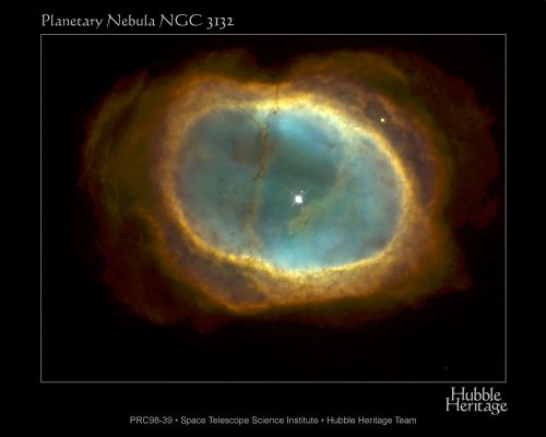 NGC 3132 - Planetary Nebula
"...L'Equazione Unificante? Ne hanno sentito parlare tutti di questa Equazione. Cos'è? E' difficile da spiegarsi in poche parole, ma ci posso provare... Direi che essa è, per gli Scienziati e gli Uomini di Scienza del XXI Sec., ciò che la Pietra Filosofale era per gli Alchimisti del Medio Evo. E' un obbiettivo reale ed è un mito. Possiamo dire che essa è la formula che riassume tutto l'Universo ed i fenomeni che lo governano (chimici e fisici; atomici e sub-atomici ecc.) in una singola Linea Esplicativa. 
Si tratta di qualcosa di simile a ciò che Einstein fece per la materia e l'energia (cioè riunirle e connetterle) solo che, in questo caso, viene riunito e connesso, in modo immediato e diretto, tutto il Creato. 
E questa è la teoria. 
In pratica è solo una metafora. L'Equazione Unificante non è null'altro che un modo di dire che ogni elemento ed ogni fenomeno di questo Universo esiste solo in quanto "parte" di un altro elemento e di un altro fenomeno..."

P.C. Floegers - "Conversations"
Parole chiave: Hubble Images