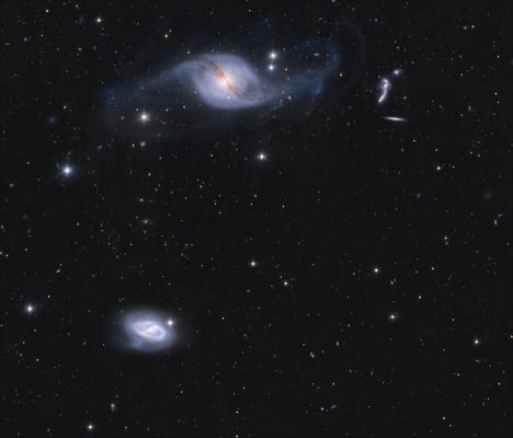 Looking towards Ursa Major: NGC 3718 and others...
"La notte sei tu.
I tuoi occhi; sarai la vigna
di cristallo.
Tra le parole d’un pensiero
ombra, od un soffio.
Sei la vita che sorge,
l’aurora che respira e
come silenzio s’infrange.
Un brivido la tua voce.
La clessidra che si spezza
tra incensi ed il tuo esserci,
e tu:
l’argento che vive
nell’ardere muschiato;
Luna e rugiada,
il loro liquido incanto.
Un fremito t’avvolge,
selvatica luce.
Sei danza.
E germogli.

Gianluigi Barca - "Poesie"
Parole chiave: From Earth Pictures - Professional Pictures