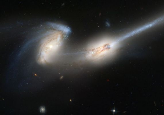 NGC 4676 - Interacting Galaxies (HST)
"...Ci sono eventi, nel Cosmo, che la Scienza non può spiegare. Galassie che collidono, Stelle che implodono, Sistemi in equilibrio instabile che passano intatti attraverso le ere e Lune tranquille che, improvvisamente, sfuggono alle loro orbite e si perdono nell'Infinito. Forse, in qualche modo ed in qualche misura, anche i Corpi Celesti obbediscono ad impulsi primordiali, superiori a quelle che noi chiamiamo Leggi Universali. Noi sappiamo che l'Universo "vive", ma l'Universo è, in sè, "vivo"?!?..."

P.C. Floegers - "Conversations"
Parole chiave: Hubble Images