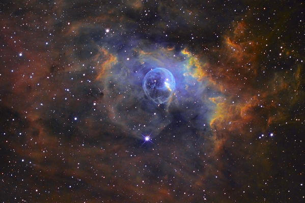 NGC 7635 - The "Bubble" Nebula
"Quando incontro la Sofferenza,
Spesso giro lo sguardo per non ferire gli occhi
Dello stesso strappo che lacera la mia anima,
Ma vorrei avere un esercito per travolgere chi la procura, 
Guardandolo proprio negli occhi.
Quando incontro la Sofferenza,
Che nasce dalla cieca violenza degli uomini
Vorrei portare dentro la mia casa le sue vittime
E dire loro che non dovranno più temere;
Ma combatto anch’io la mia guerra contro l’odio che la genera e così,
Quando incontro la Sofferenza
Le vado incontro, perché non si sentano soli quelli che l’hanno già incontrata,
Perché la Sofferenza non è ancora morte,
Ma Dolore, che vuole raggiungere la Morte".

Giuseppe Spina - "Poesie" (Un Passo Prima)
Parole chiave: From Earth Images